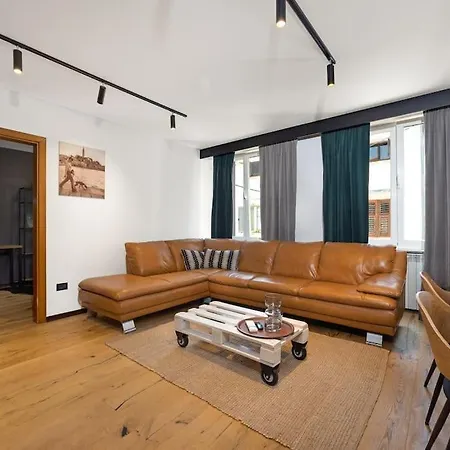 Apartment Brown In Center