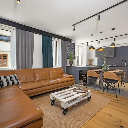 Apartment Brown In Center *